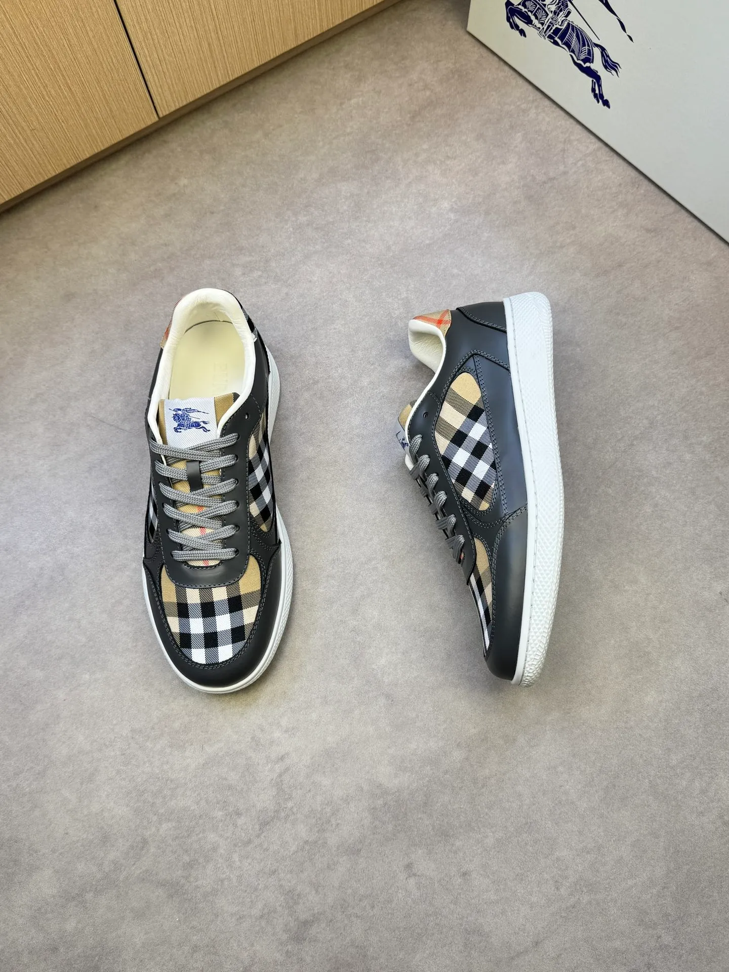 P400 [BURBERRY] Burberry casual sports sneakers - Upper: imported 🔝 open edge beaded calfskin, brand totem cloth, tongue brand cloth label - Inner: water-dyed cowhide - Outsole: ultra-light TPR rubber; two-color molded outsole - Super high quality control·Fine workmanship: highlighted (high-end, extravagance, grade) -Size: 38-44 (Male 45, can be customized)·BBR0372